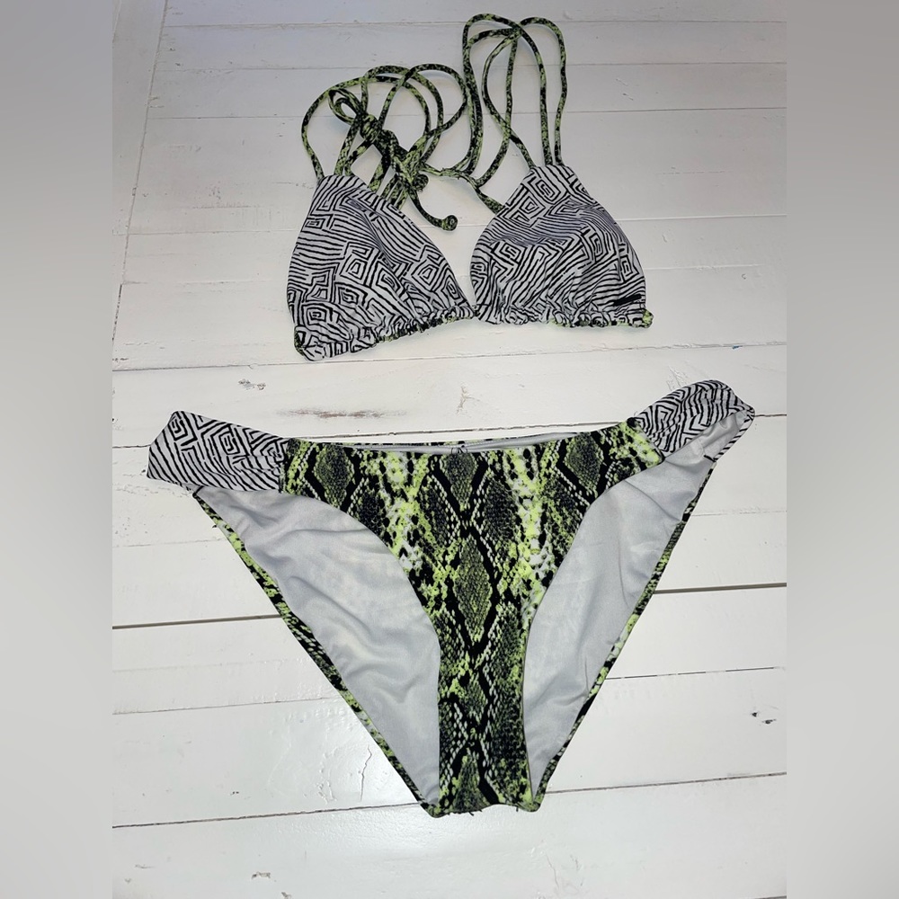 Volcom bikini - Picture 2 of 4